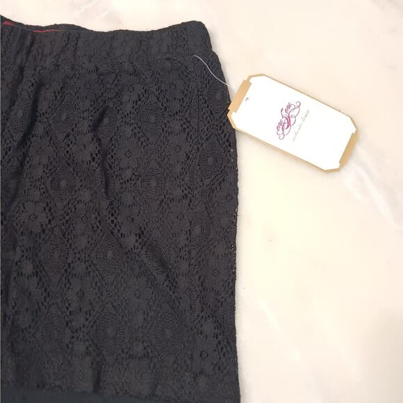 One 5 one Women's Small Shorts Black Lace‎ Dressy - Picture 2 of 6
